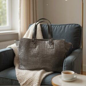 Innuē brand - large grey leather snake skin bag  w/ black handles. 🩶🩶🩶🖤🖤